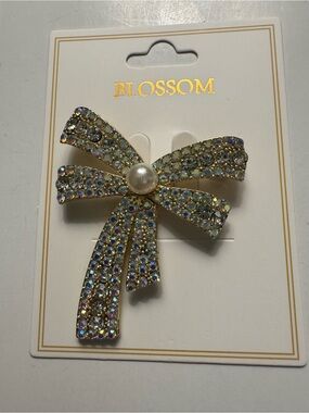 New Blossom gold bow brooch